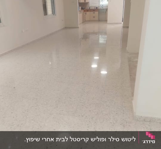רצפה מבריקה ונקייה בחדר ריק